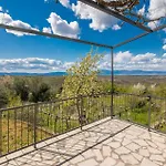 2 Bedroom Cozy In بيت للعطل Dobrinj