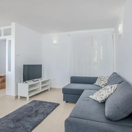 2 Bedroom Cozy In
